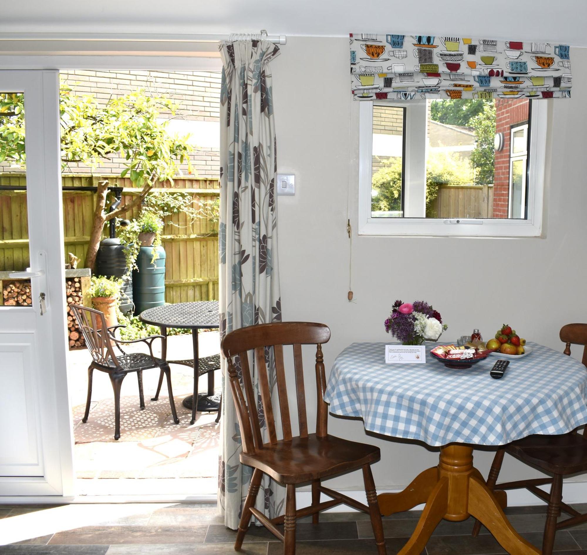 Fox's Den Dog Friendly, Self-contained Guest * Lymington