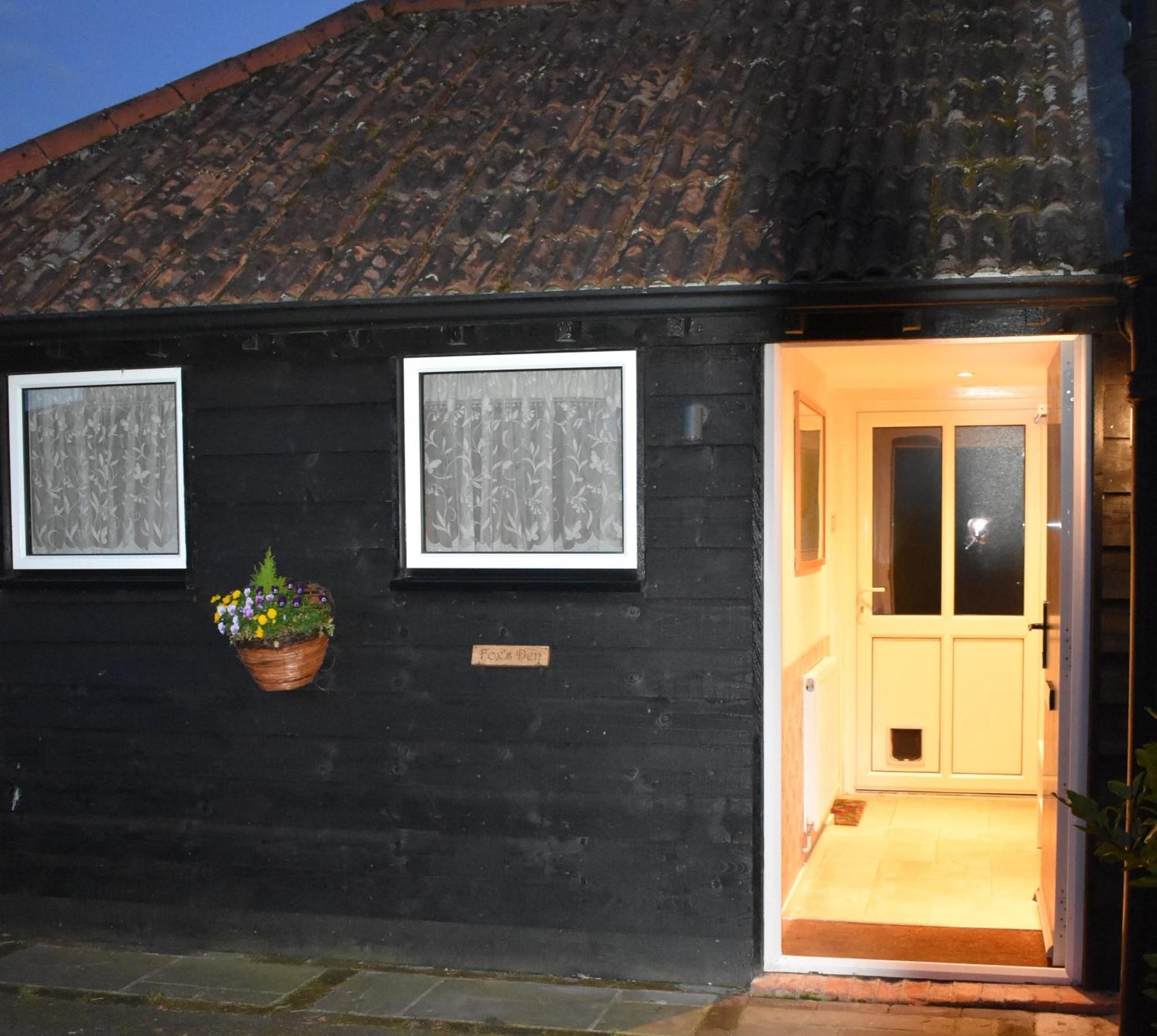 Fox's Den Dog Friendly, Self-contained Guest Lymington