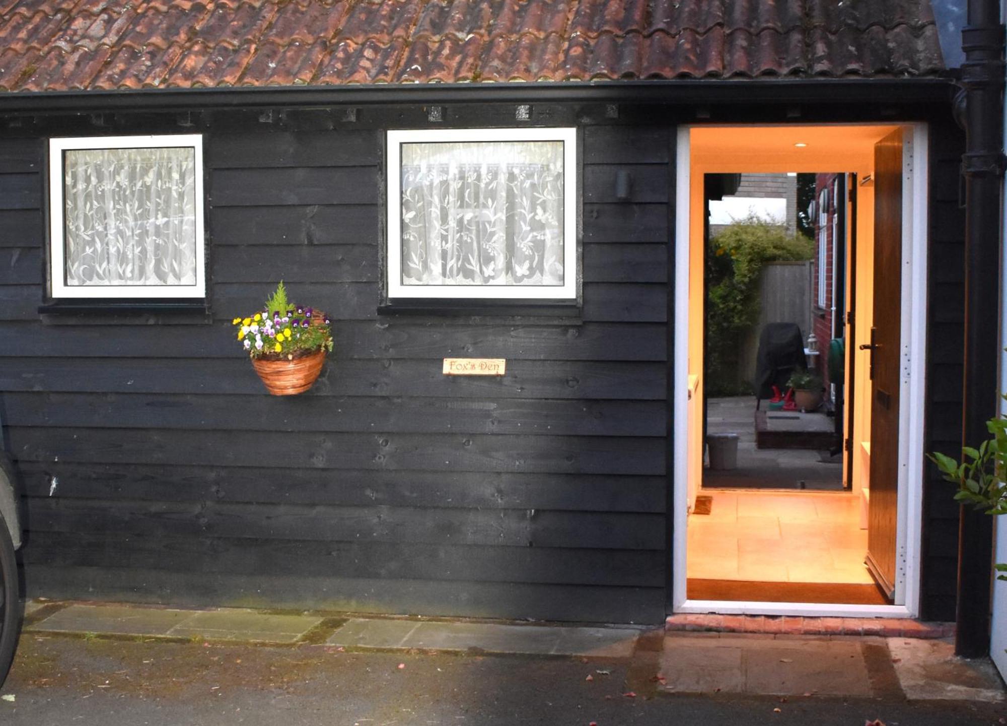 Fox's Den Dog Friendly, Self-contained Guest Lymington